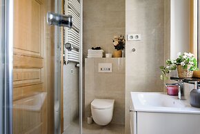 Lumina 4-room apart in Mennica Residence