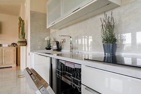 Lumina 4-room apart in Mennica Residence