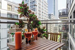 Lumina 4-room apart in Mennica Residence