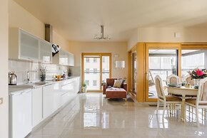 Lumina 4-room apart in Mennica Residence