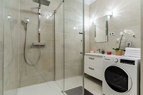 Lumina 4-room apart in Mennica Residence