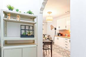 Phaedrus Living Modern Cityscape Flat