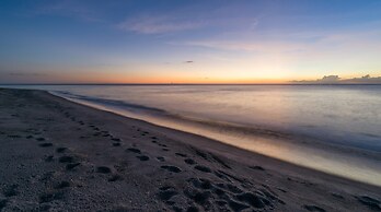 Waterfront Pink House With Private Dock Pool