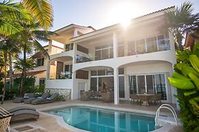 Beachfront W Private Staff in Gated Community