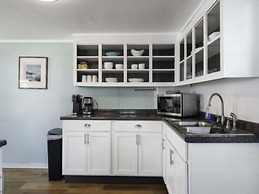 A Whelk On The Beach-lower 2 Bedroom Duplex by RedAwning