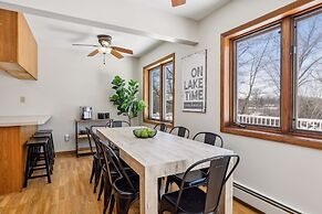 Lakefront Getaway: Hot Tub, Firepit & Fireplaces! 3 Bedroom Home by Re