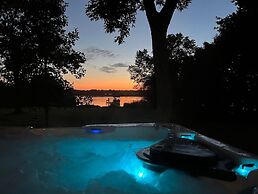 Lakefront Getaway: Hot Tub, Firepit & Fireplaces! 3 Bedroom Home by Re