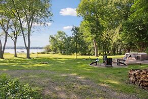 Lakefront Getaway: Hot Tub, Firepit & Fireplaces! 3 Bedroom Home by Re