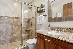 Lakefront Getaway: Hot Tub, Firepit & Fireplaces! 3 Bedroom Home by Re