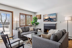 Lakefront Getaway: Hot Tub, Firepit & Fireplaces! 3 Bedroom Home by Re