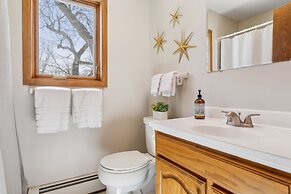 Lakefront Getaway: Hot Tub, Firepit & Fireplaces! 3 Bedroom Home by Re