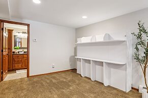 Lakefront Getaway: Hot Tub, Firepit & Fireplaces! 3 Bedroom Home by Re