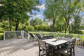 Lakefront Getaway: Hot Tub, Firepit & Fireplaces! 3 Bedroom Home by Re