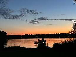 Lakefront Getaway: Hot Tub, Firepit & Fireplaces! 3 Bedroom Home by Re