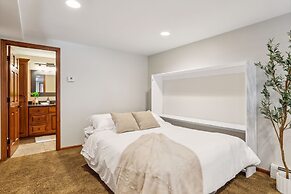 Lakefront Getaway: Hot Tub, Firepit & Fireplaces! 3 Bedroom Home by Re