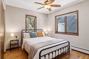 Lakefront Getaway: Hot Tub, Firepit & Fireplaces! 3 Bedroom Home by Re