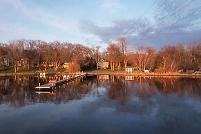 Lakefront Getaway: Hot Tub, Firepit & Fireplaces! 3 Bedroom Home by Re