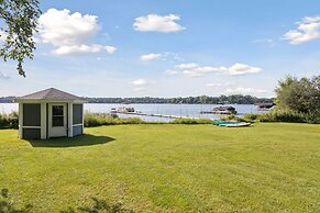 Lakefront Getaway: Hot Tub, Firepit & Fireplaces! 3 Bedroom Home by Re