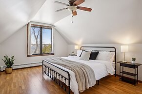 Lakefront Getaway: Hot Tub, Firepit & Fireplaces! 3 Bedroom Home by Re