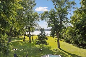 Lakefront Getaway: Hot Tub, Firepit & Fireplaces! 3 Bedroom Home by Re