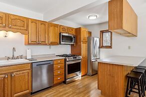 Lakefront Getaway: Hot Tub, Firepit & Fireplaces! 3 Bedroom Home by Re