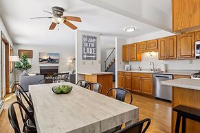 Lakefront Getaway: Hot Tub, Firepit & Fireplaces! 3 Bedroom Home by Re
