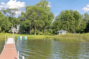 Lakefront Getaway: Hot Tub, Firepit & Fireplaces! 3 Bedroom Home by Re