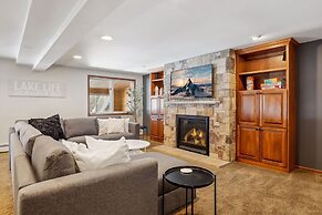 Lakefront Getaway: Hot Tub, Firepit & Fireplaces! 3 Bedroom Home by Re