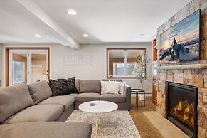 Lakefront Getaway: Hot Tub, Firepit & Fireplaces! 3 Bedroom Home by Re