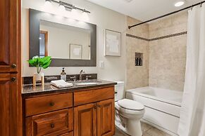 Lakefront Getaway: Hot Tub, Firepit & Fireplaces! 3 Bedroom Home by Re