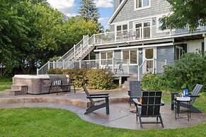 Lakefront Getaway: Hot Tub, Firepit & Fireplaces! 3 Bedroom Home by Re