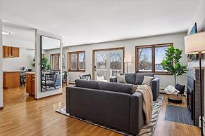 Lakefront Getaway: Hot Tub, Firepit & Fireplaces! 3 Bedroom Home by Re