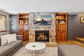 Lakefront Getaway: Hot Tub, Firepit & Fireplaces! 3 Bedroom Home by Re