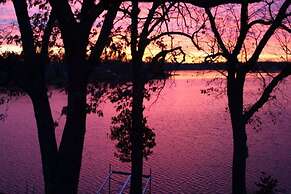 Lakefront Getaway: Hot Tub, Firepit & Fireplaces! 3 Bedroom Home by Re