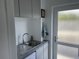 3 Bedrooms - 6 Guests - Fireplace - Near Beach