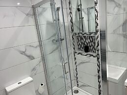 3 Bedrooms - 6 Guests - Fireplace - Near Beach