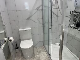 3 Bedrooms - 6 Guests - Fireplace - Near Beach