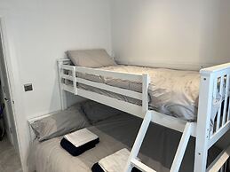 3 Bedrooms - 6 Guests - Fireplace - Near Beach