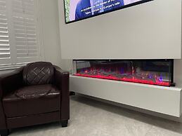 3 Bedrooms - 6 Guests - Fireplace - Near Beach