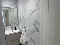 3 Bedrooms - 6 Guests - Fireplace - Near Beach