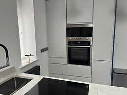 3 Bedrooms - 6 Guests - Fireplace - Near Beach