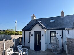 3 Bedrooms - 6 Guests - Fireplace - Near Beach