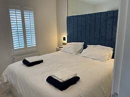 3 Bedrooms - 6 Guests - Fireplace - Near Beach