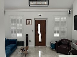 3 Bedrooms - 6 Guests - Fireplace - Near Beach