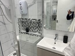 3 Bedrooms - 6 Guests - Fireplace - Near Beach