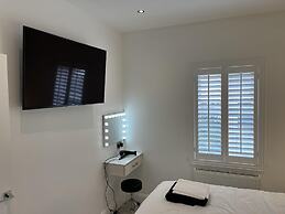 3 Bedrooms - 6 Guests - Fireplace - Near Beach