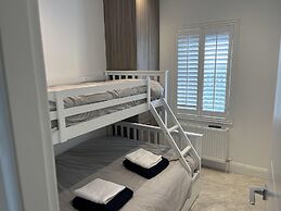 3 Bedrooms - 6 Guests - Fireplace - Near Beach