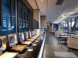 Sandtoncity-apartment-sleeps4-pool-parking