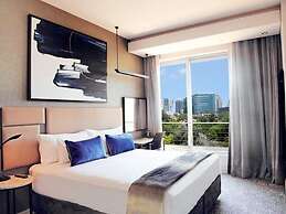 Sandtoncity-apartment-sleeps4-pool-parking