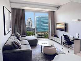 Sandtoncity-apartment-sleeps4-pool-parking